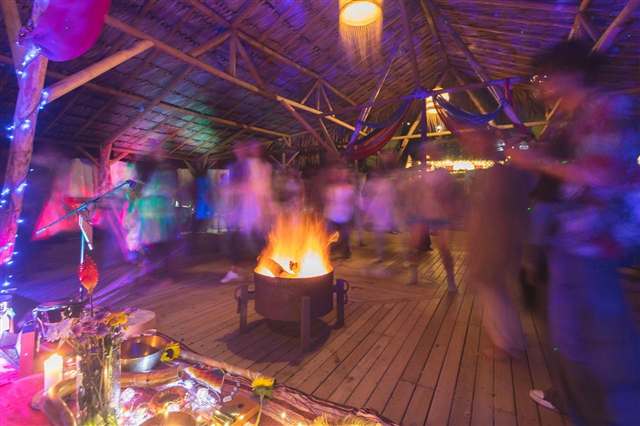 La pista y el fuego al caer la noche
